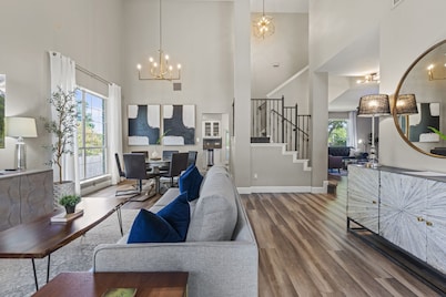 Stay @ the TREEHOUSE! 4 bedroom+game room+huge backyard