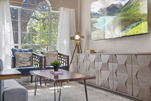 Smart TV, fireplace, foosball, table tennis - Stay @ the TREEHOUSE! 4 bedroom+game room+huge backyard (Round Rock)