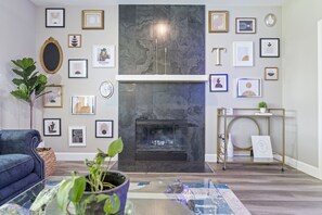 Smart TV, chimenea, futbolito, mesa de ping pong