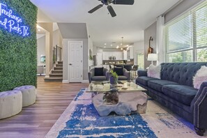 Smart TV, fireplace, foosball, table tennis - Stay @ the TREEHOUSE! 4 bedroom+game room+huge backyard (Round Rock)