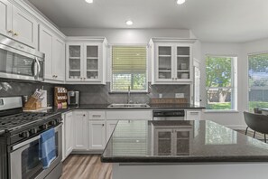 Refrigerador, microondas, horno, placa de cocina