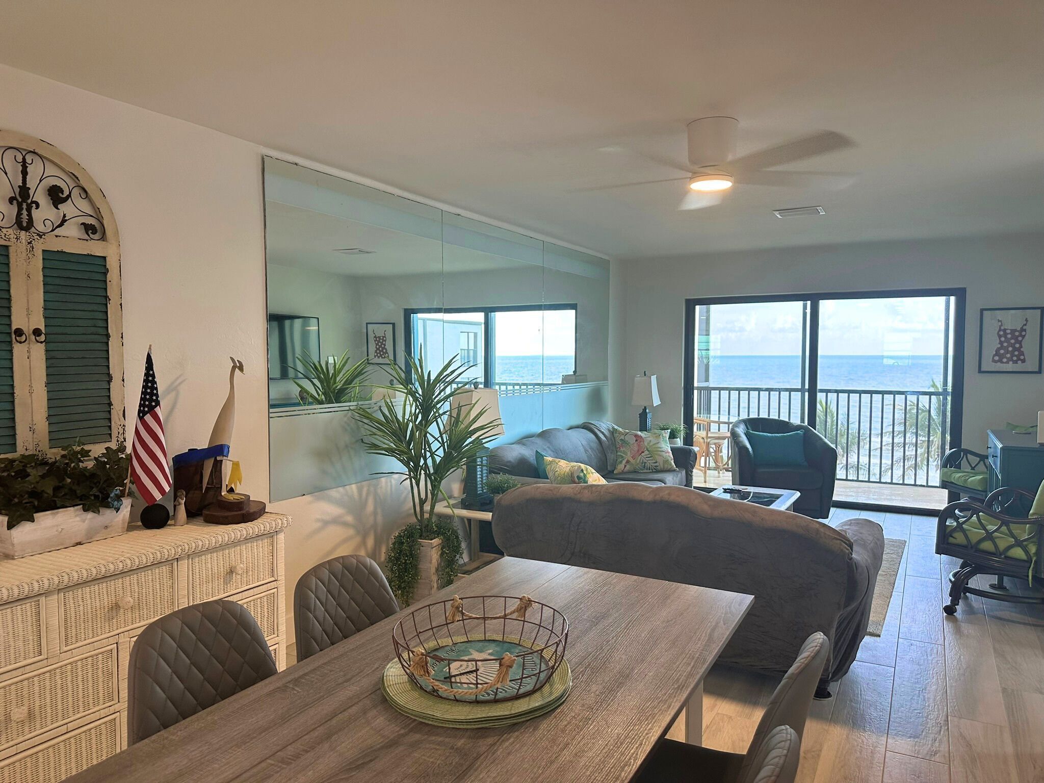 Smart-tv, een dvd-speler, boeken en een filmbibliotheek