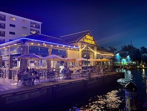 Outdoor dining - Mid Island, Villa Del Mar!  Beautiful Beach front condo, newly renovated! (Fort Myers Beach)