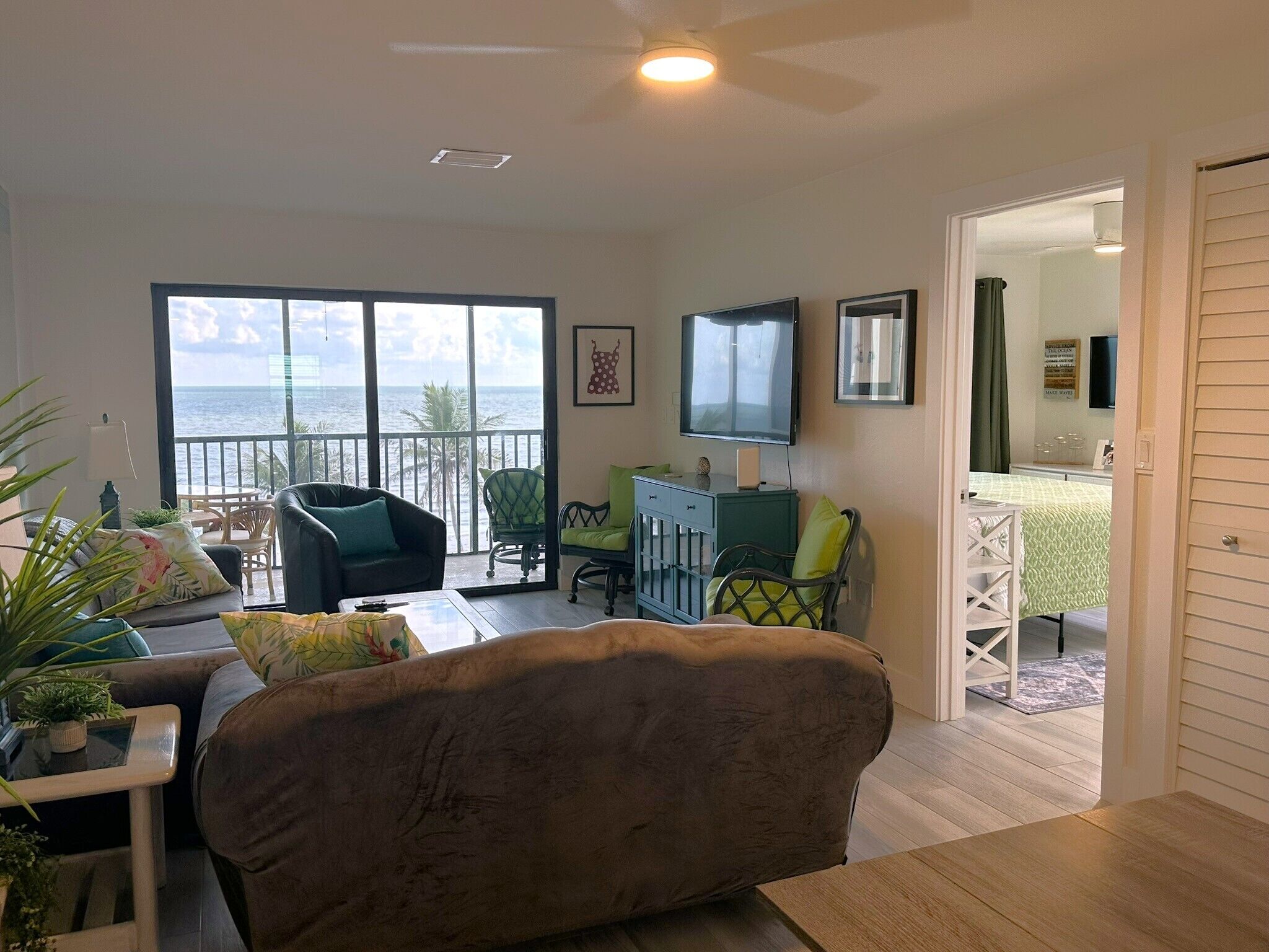 Een smart-tv, een dvd-speler, boeken en een filmbibliotheek