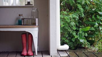 Combined shower/bathtub, hair dryer, towels, toilet paper