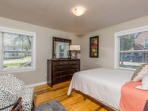 1 slaapkamer, een strijkplank/strijkijzer, wifi, beddengoed