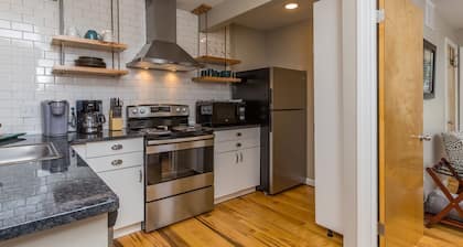New Luxury 1BR Near Downtown and Hospital
