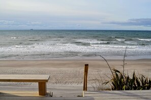 På stranden