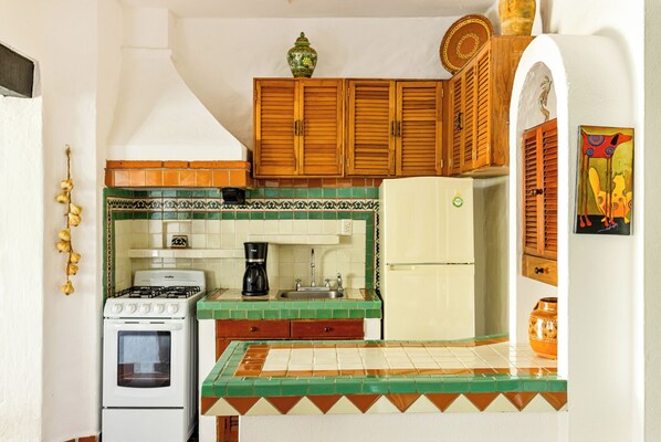 Fridge, microwave, oven, coffee/tea maker