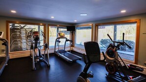 Een sportschool met loopbanden, hometrainers en elliptische trainers.