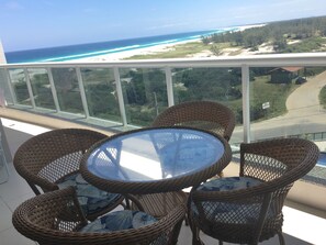 Outdoor dining - APARTMENT OF HIGH STANDARD ON THE BEACH IN ARRAIAL DO CABO (Praia Grande)