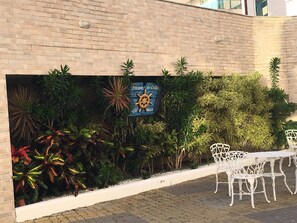 Outdoor dining - APARTMENT OF HIGH STANDARD ON THE BEACH IN ARRAIAL DO CABO (Praia Grande)