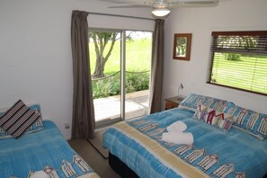 4 室のベッドルーム、セーフティボックス (室内)、デスク、防音設備