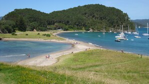 På stranden, solsenger og strandhåndklær