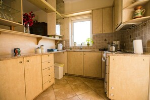 Een koelkast, een oven, een kookplaat, een koffiezetapparaat/waterkoker