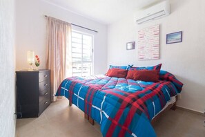 3 habitaciones, tabla de planchar con plancha, wifi y ropa de cama 