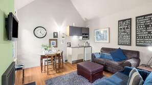 TV, fireplace - Circa Ruby Mint Daylesford ~ Town Centre! (Daylesford)