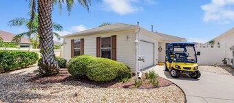 DARLING 2 BEDROOM VILLA WITH ENCLOSED LANAI LARGE BACKYARD AND GOLF CART