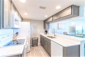 Geladeira, micro-ondas, fogão, cooktop