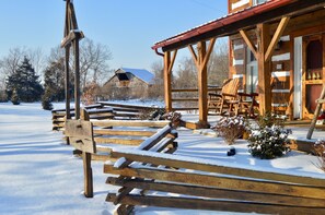 Terrace/patio - Three Pines Historic Log Cabin (About 20 Minutes From Ark Encounter) (Demossville)
