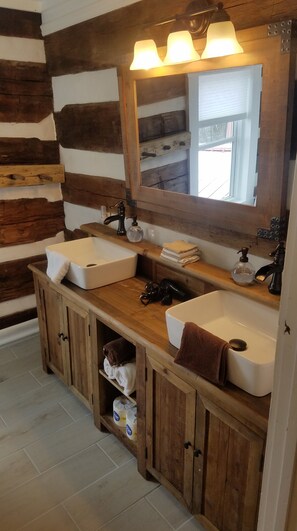 Een douche, een bubbelbad, een haardroger, handdoeken