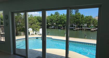 Waterfront Island Home -telakka, uima-allas ja lähellä rantaa!