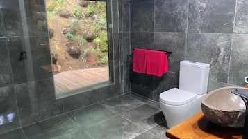 Douche, articles de toilette écologiques, serviettes fournies