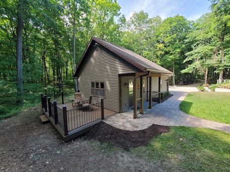 Exterior. The Esker Ridge Chalet, Pristine Elkhart Solitude
