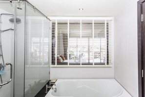 Een bad, een haardroger, een bidet, handdoeken