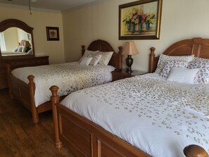 4 bedrooms, desk, iron/ironing board, WiFi - 4 BR/3 BA Villa, Private Pool - Near Chabad & Anshei (Boynton Beach)