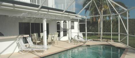 Utomhuspool och uppvärmd pool