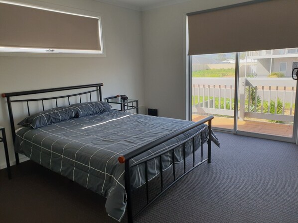 5 bedrooms, iron/ironing board, WiFi, bed sheets