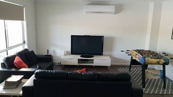 Flachbildfernseher, Videospielkonsole, DVD-Player