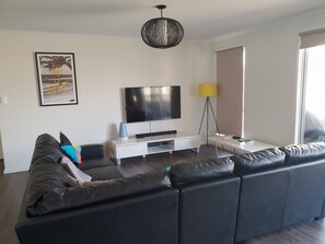 Een flatscreentelevisie, een videogameconsole en een dvd-speler