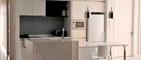 Een microgolfoven, kookgerei, borden en bestek