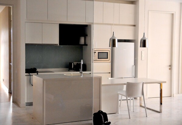 Microwave, cookware/dishes/utensils - A Luxury Suite | Infinity Pool | KL City Centre (Kampung Baru)