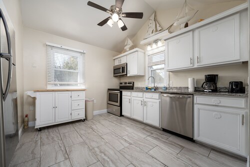 Sleeps 8 in the heart of DEWEY with a short 1.5 block walk to the beach