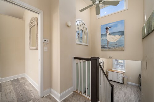 Sleeps 8 in the heart of DEWEY with a short 1.5 block walk to the beach