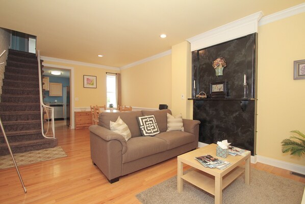 Living area - Fairmount Convenient + Spacious 4Bed/2Bath - Sleeps 9 (Philadelphia)