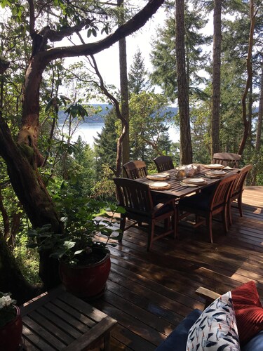 Stunning 4 bedroom water view home on Historic Slanted Apple Farm- sleeps 8