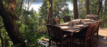 Stunning 4 bedroom water view home on Historic Slanted Apple Farm- sleeps 8