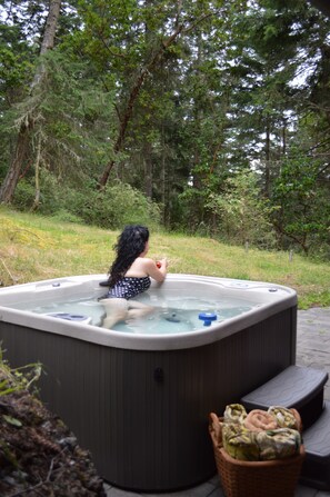 Outdoor spa tub