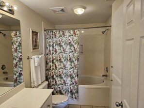 Combined shower/bathtub - Inn at Dauphin Island 203 Beautifully Furnished with Great Views!! (Dauphin Island)