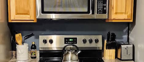 Een koelkast, een magnetron, een oven, een kookplaat