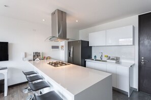 Kühlschrank, Mikrowelle, Ofen, Herdplatte