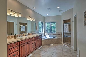 Amenidades de baño gratuitas, secadora de cabello, toallas