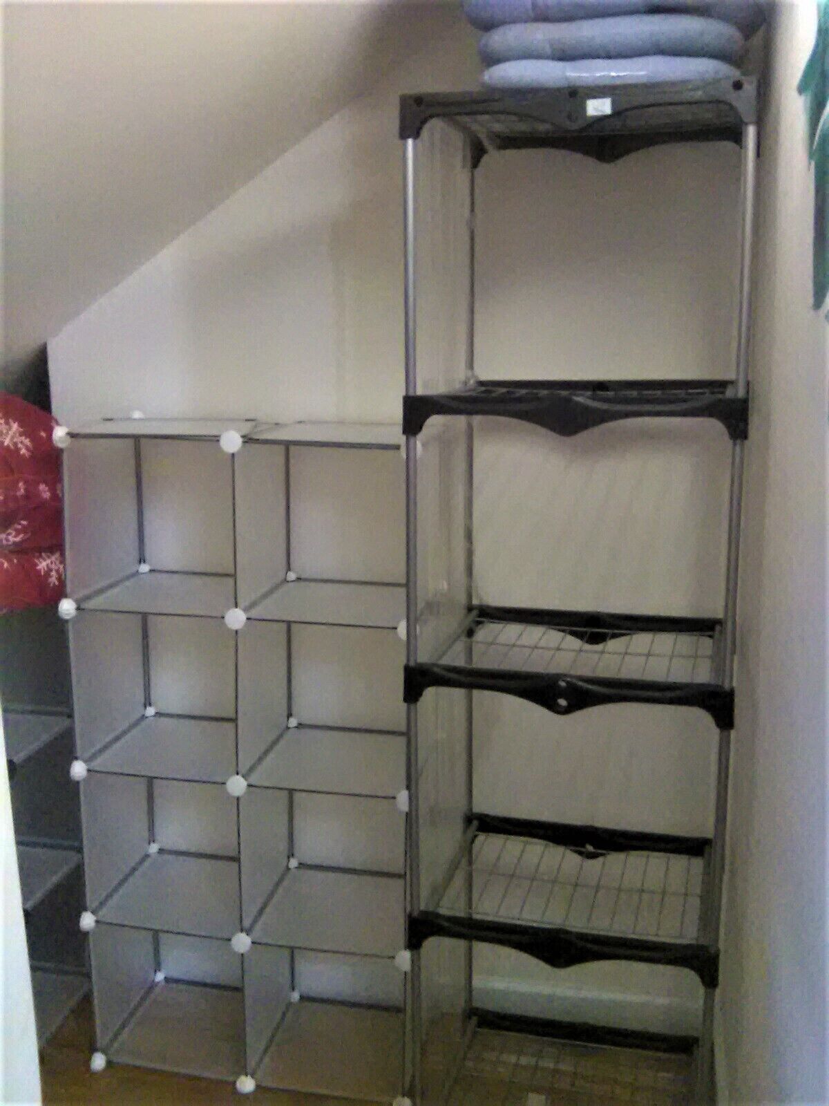 Een metalen rek met verschillende vakken, waarvan sommige bekleed zijn met witte vulling, in een kamer met een betegelde vloer en een gedeeltelijk zichtbaar rood patatoek stof.