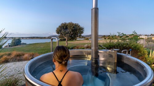 Stargazers Waterfront Hot tub Cottage Tasmania ITAS