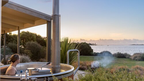 Stargazers Waterfront Hot tub Cottage Tasmania ITAS