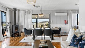 Smart TV, chimenea, Netflix y libros 